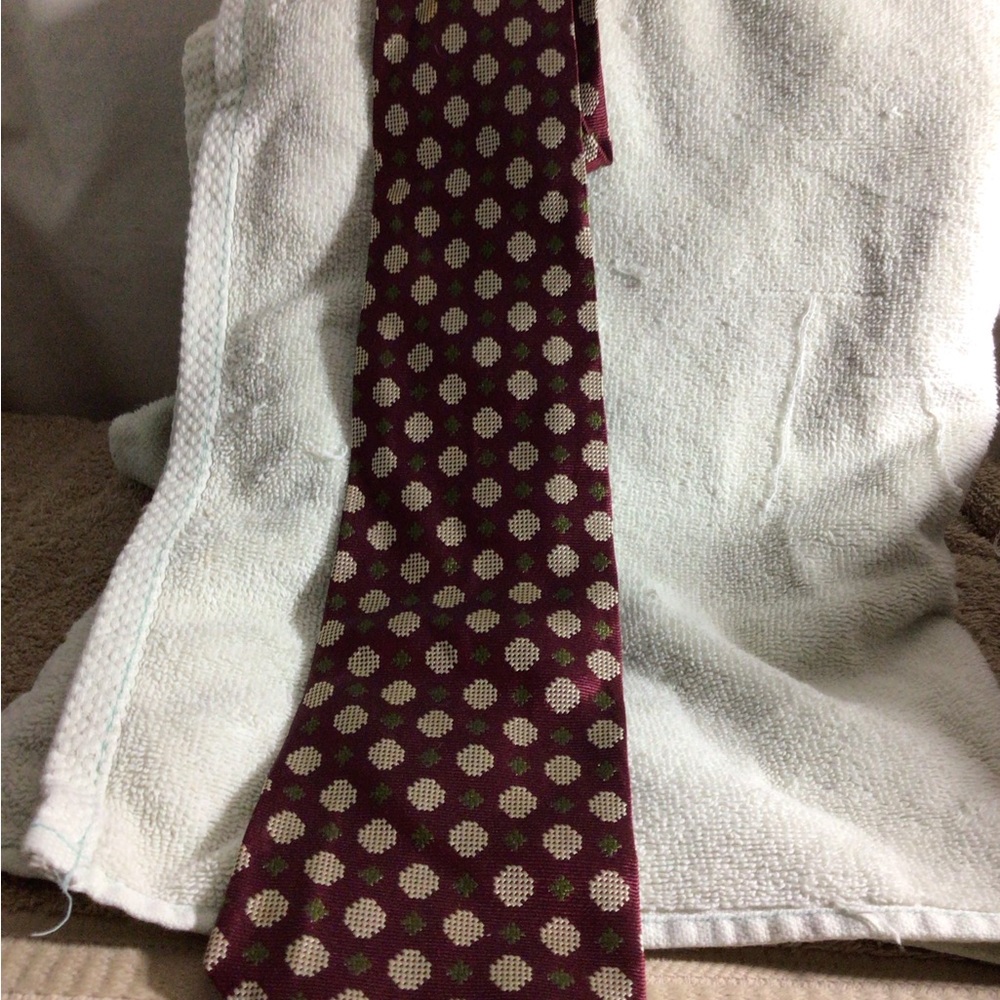 Men's Burgundy Tie with Cream Polka Dot Pattern - Elegant Formal Accessory